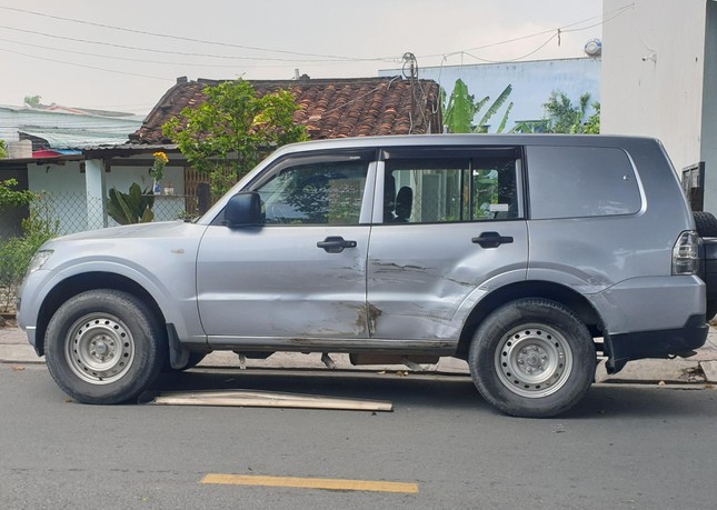 Ô tô ‘điên’ tông liên hoàn các phương tiện và biển báo rồi bỏ chạy ảnh 4