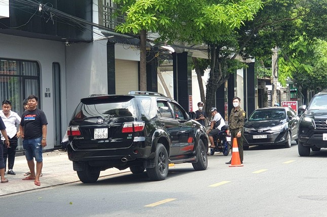 Ô tô ‘điên’ tông liên hoàn các phương tiện và biển báo rồi bỏ chạy ảnh 1