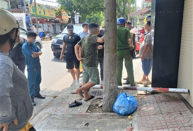 Ô tô ‘điên’ tông liên hoàn các phương tiện và biển báo rồi bỏ chạy ảnh 5