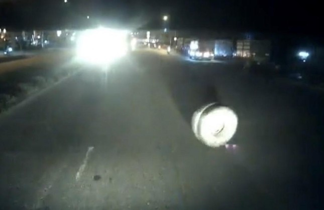 Kinh hãi cảnh bánh xe container văng ra đường, đè 2 người đi xe máy - Ảnh 1.