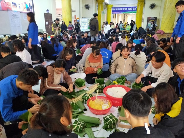 Sinh viên mở hội, gói 1100 chiếc bánh chưng dành tặng người nghèo ảnh 3