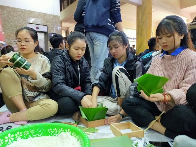 Sinh viên mở hội, gói 1100 chiếc bánh chưng dành tặng người nghèo ảnh 5