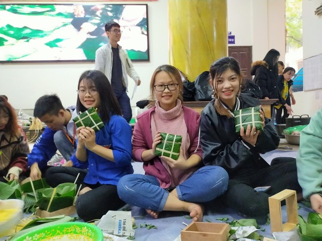 Sinh viên mở hội, gói 1100 chiếc bánh chưng dành tặng người nghèo ảnh 7