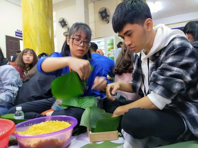 Sinh viên mở hội, gói 1100 chiếc bánh chưng dành tặng người nghèo ảnh 6
