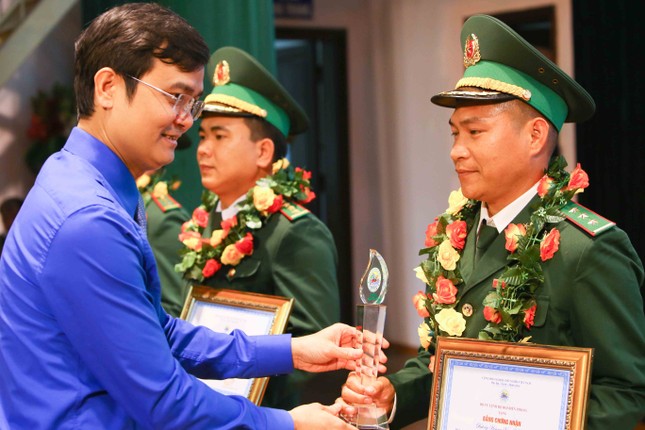 Tuyên dương 10 gương mặt trẻ Bộ đội Biên phòng ảnh 3