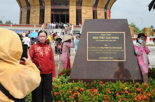 Ngày cuối nghỉ lễ, hàng ngàn du khách nườm nượp về Đền Hùng ở Cần Thơ ảnh 14