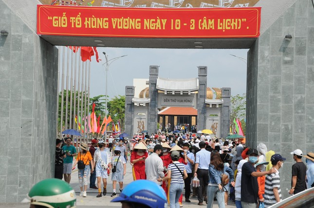 Ngày cuối nghỉ lễ, hàng ngàn du khách nườm nượp về Đền Hùng ở Cần Thơ ảnh 4