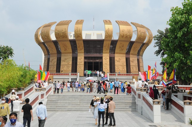 Ngày cuối nghỉ lễ, hàng ngàn du khách nườm nượp về Đền Hùng ở Cần Thơ ảnh 5