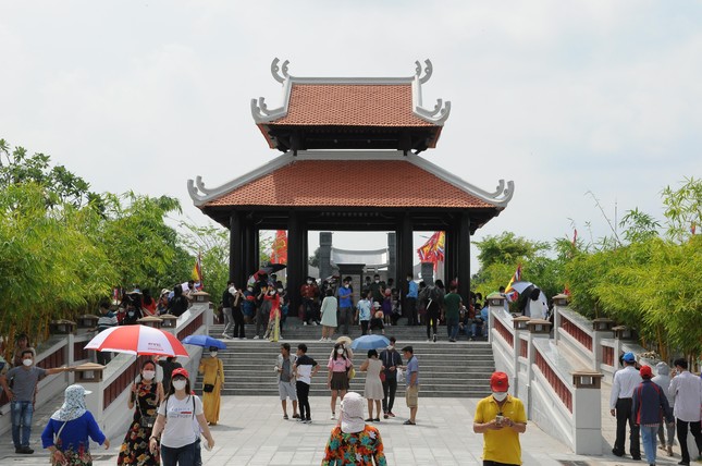Ngày cuối nghỉ lễ, hàng ngàn du khách nườm nượp về Đền Hùng ở Cần Thơ ảnh 8