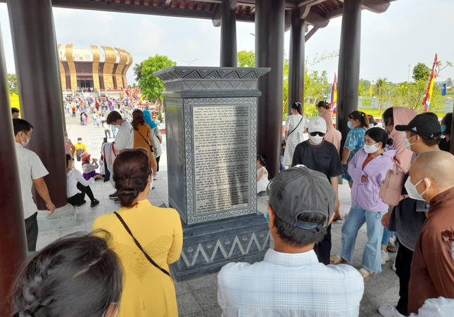 Ngày cuối nghỉ lễ, hàng ngàn du khách nườm nượp về Đền Hùng ở Cần Thơ ảnh 9