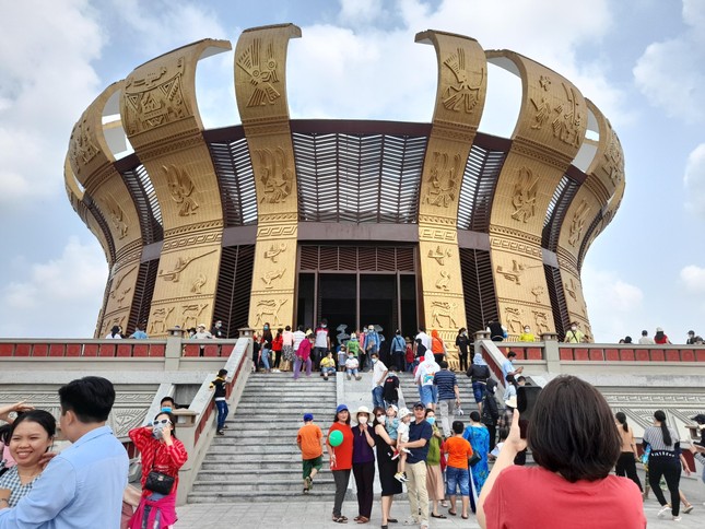 Ngày cuối nghỉ lễ, hàng ngàn du khách nườm nượp về Đền Hùng ở Cần Thơ ảnh 6