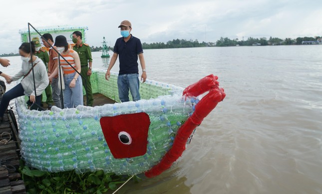 Độc đáo chiếc thuyền làm từ 2.500 chai nhựa giữa sông Hậu ảnh 5