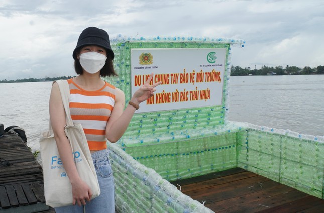 Độc đáo chiếc thuyền làm từ 2.500 chai nhựa giữa sông Hậu ảnh 3