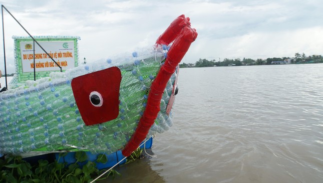 Độc đáo chiếc thuyền làm từ 2.500 chai nhựa giữa sông Hậu ảnh 2