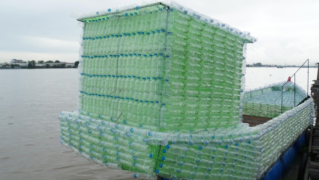 Độc đáo chiếc thuyền làm từ 2.500 chai nhựa giữa sông Hậu ảnh 7