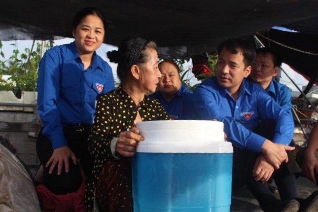 Bí thư Trung ương Đoàn trao tặng bình lọc nước cho bà con chợ nổi Cái Răng ảnh 4