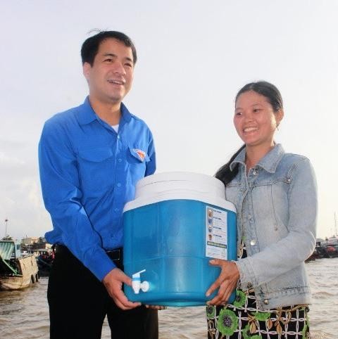 Bí thư Trung ương Đoàn trao tặng bình lọc nước cho bà con chợ nổi Cái Răng ảnh 5