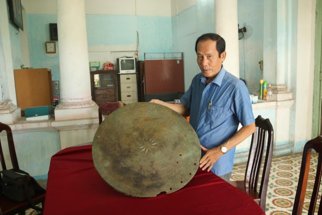 Cào lưới trên sông Hậu, ngư dân phát hiện mặt trống đồng gần 2.300 năm tuổi ảnh 1