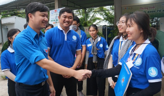 Bí thư Trung ương Đoàn Nguyễn Minh Triết động viên chiến sĩ tình nguyện tại Kiên Giang ảnh 1