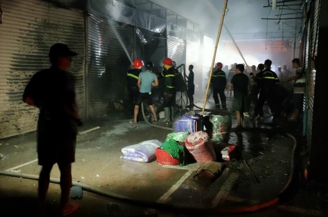Cháy chợ tại Đồng Tháp thiệt hại hơn 2 tỷ đồng - Ảnh 5.