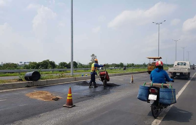 Một tháng chưa khắc phục xong sự cố đường dẫn cầu Vàm Cống ảnh 2
