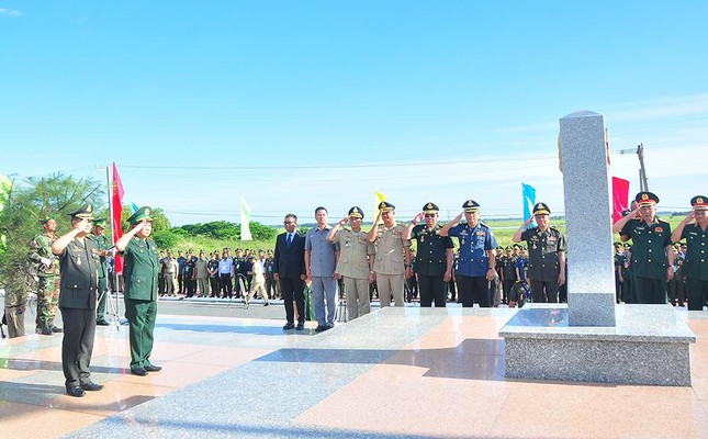 Bộ đội Việt Nam - Campuchia tuần tra biên giới chung ảnh 2