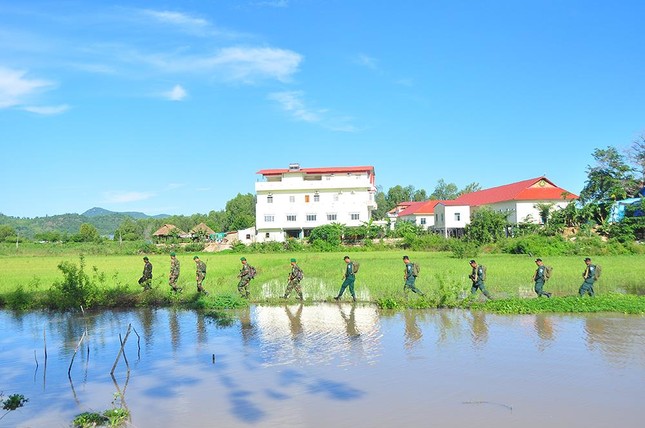 Bộ đội Việt Nam - Campuchia tuần tra biên giới chung ảnh 5