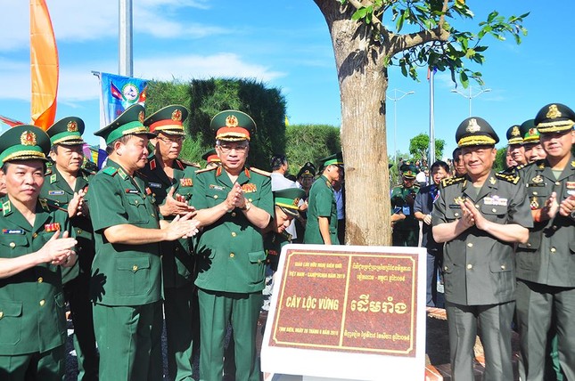 Bộ đội Việt Nam - Campuchia tuần tra biên giới chung ảnh 3