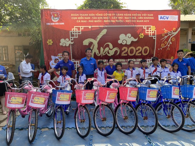 Mang xuân yêu thương đến với trẻ em nghèo vùng sâu ảnh 1