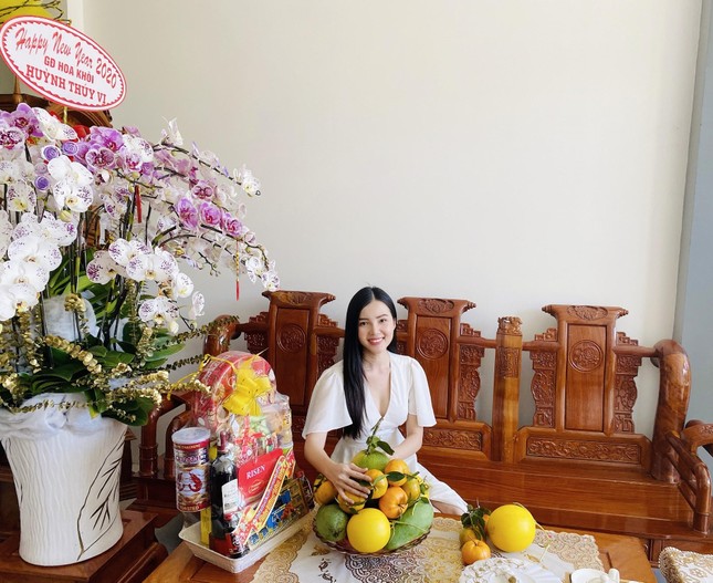 Hoa khôi Thúy Vi trang hoàng nhà rực rỡ đón xuân ảnh 1