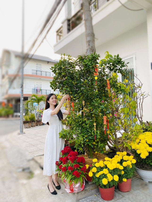 Hoa khôi Thúy Vi trang hoàng nhà rực rỡ đón xuân ảnh 3