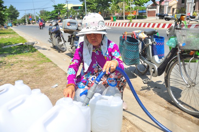 Người dân ngày đêm oằn mình với hạn mặn khốc liệt nhất lịch sử ảnh 1