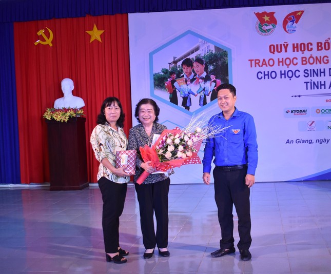 Học bổng Vừ A Dính tiếp sức học sinh dân tộc Chăm ở An Giang ảnh 1