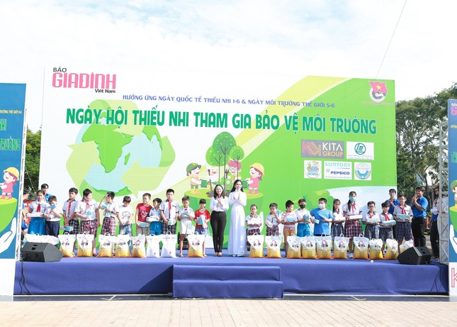 Sôi nổi ngày hội mang đồ nhựa đến đổi quà ảnh 10