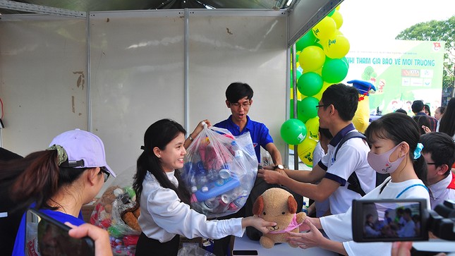 Sôi nổi ngày hội mang đồ nhựa đến đổi quà ảnh 1