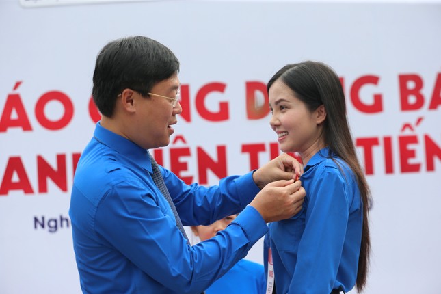Hoa khôi Huỳnh Thúy Vi: Rèn luyện đức lẫn tài để cống hiến cho đất nước ảnh 1