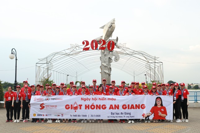 Nhiều hoạt động ý nghĩa của Hành trình Đỏ tại quê hương Bác Tôn ảnh 1