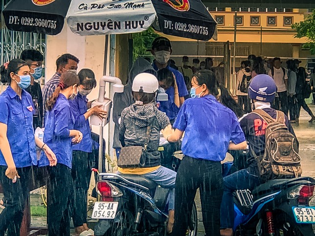 Cảm động tình nguyện viên dầm mưa hỗ trợ thí sinh thi tốt nghiệp THPT ảnh 5