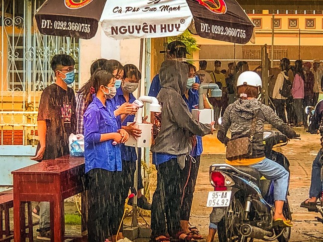 Cảm động tình nguyện viên dầm mưa hỗ trợ thí sinh thi tốt nghiệp THPT ảnh 6
