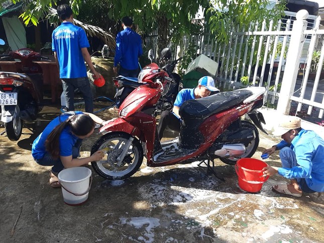 Đoàn viên rửa xe gây quỹ tặng quà cho trẻ khuyết tật vui trung thu ảnh 1