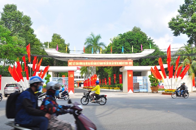 Đường phố Cần Thơ rợp bóng cờ hoa chào mừng Đại hội Đảng ảnh 1
