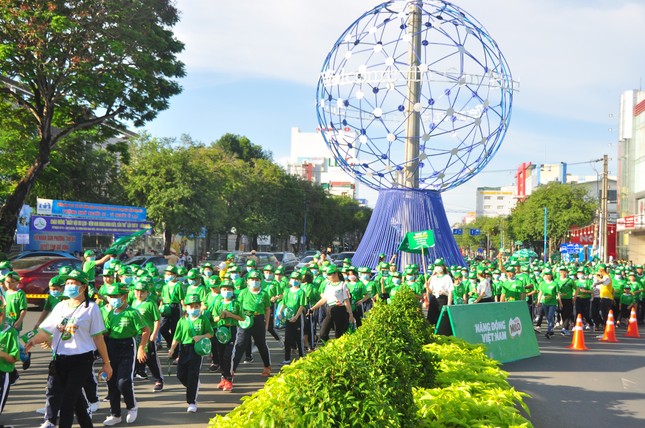 Gần 3.000 người tham gia đi bộ ‘cho một trái tim khoẻ’ ảnh 7