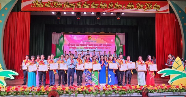 Tuyên dương những 'Cánh én hồng' vì học sinh thân yêu ảnh 1