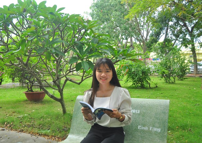 Nữ thủ khoa mồ côi mơ ước trở thành cô giáo ảnh 1