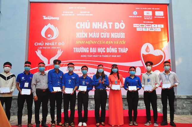 Hàng trăm bạn trẻ tham gia hiến máu tại trường ĐH Đồng Tháp ảnh 12
