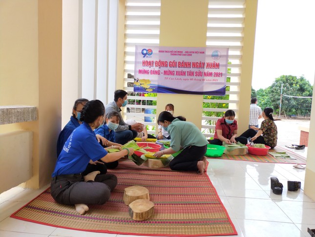 Bạn trẻ đất Sen Hồng gói bánh tét tặng cụ già đón Tết ảnh 2