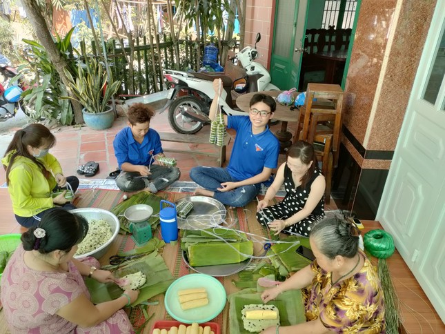 Bạn trẻ đất Sen Hồng gói bánh tét tặng cụ già đón Tết ảnh 1