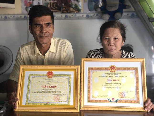 Chủ tịch tỉnh Đồng Tháp khen người nhặt ve chai trả lại gần 1 tỷ cho người đánh mất ảnh 1