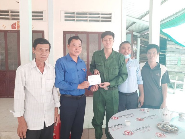 Bí thư Tỉnh đoàn Bến Tre động viên tân binh lên đường nhập ngũ ảnh 3