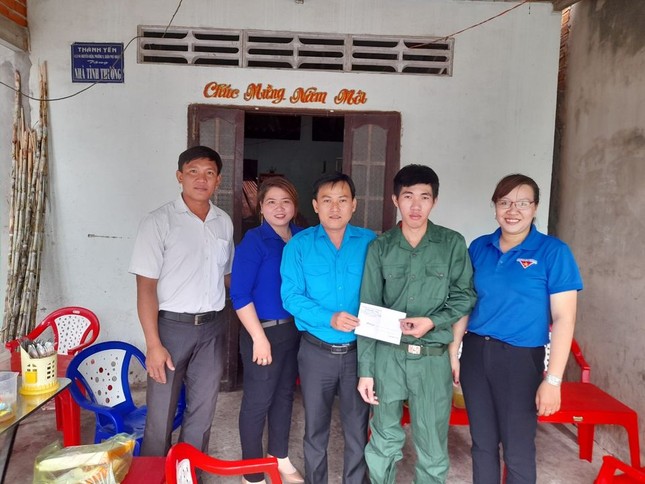 Bí thư Tỉnh đoàn Bến Tre động viên tân binh lên đường nhập ngũ ảnh 1